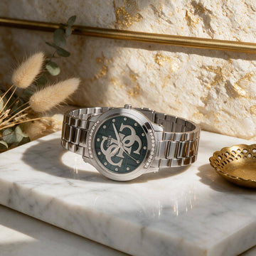 Ρολόι Γυναικείο Guess G Cube Ασημί με Πράσινο Πετρόλ Καντράν και Ασημί Μπρασελέ GW0861L7