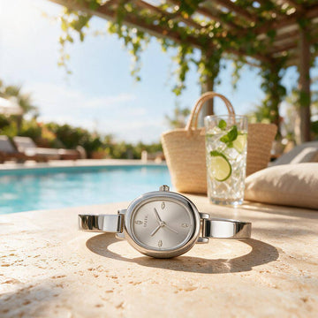 Ρολόι Γυναικείο Guess Mini Oval Ασημί με Ασημί Καντράν και Bangle Μπρασελέ GW0924L1